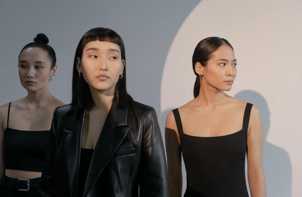 Comment marier des vêtements en lin avec des accessoires d'été?