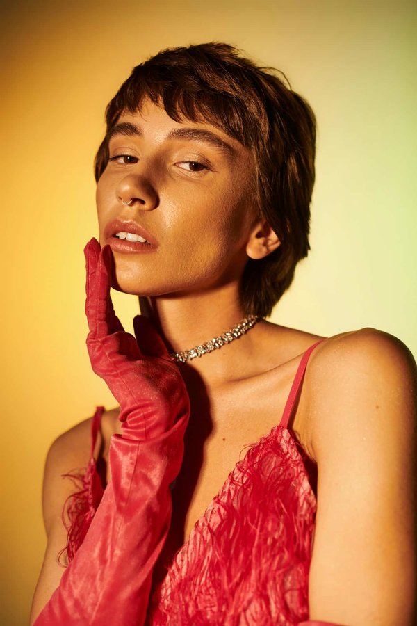 Comment intégrer des accessoires en soie dans une tenue de bureau?