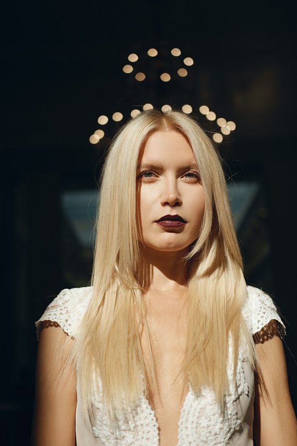 Quelles techniques pour porter des collants colorés avec des tenues sobres?