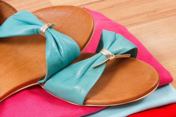 Quels styles de chaussures plates conviennent pour une tenue de mariage estival?